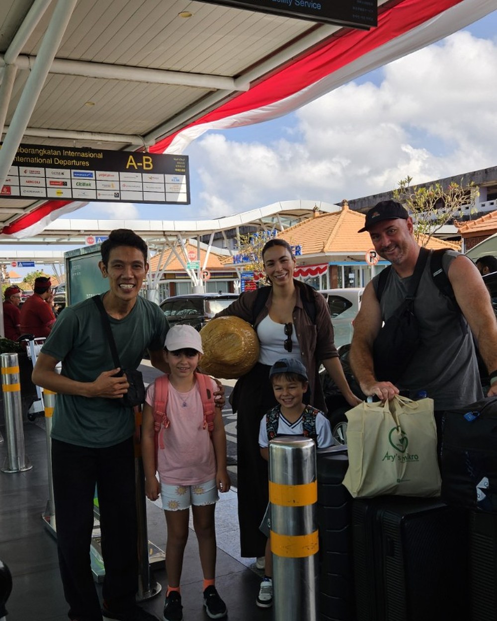 Yogi Bear’s Bali with guests at Bali airport